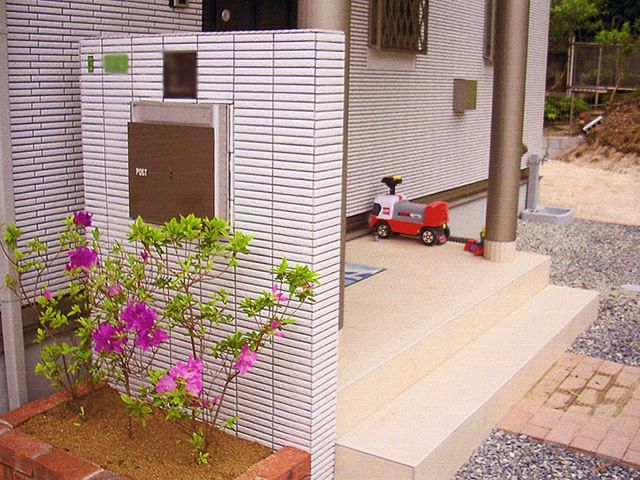 外壁と調和する門柱とレンガ調アプローチ
