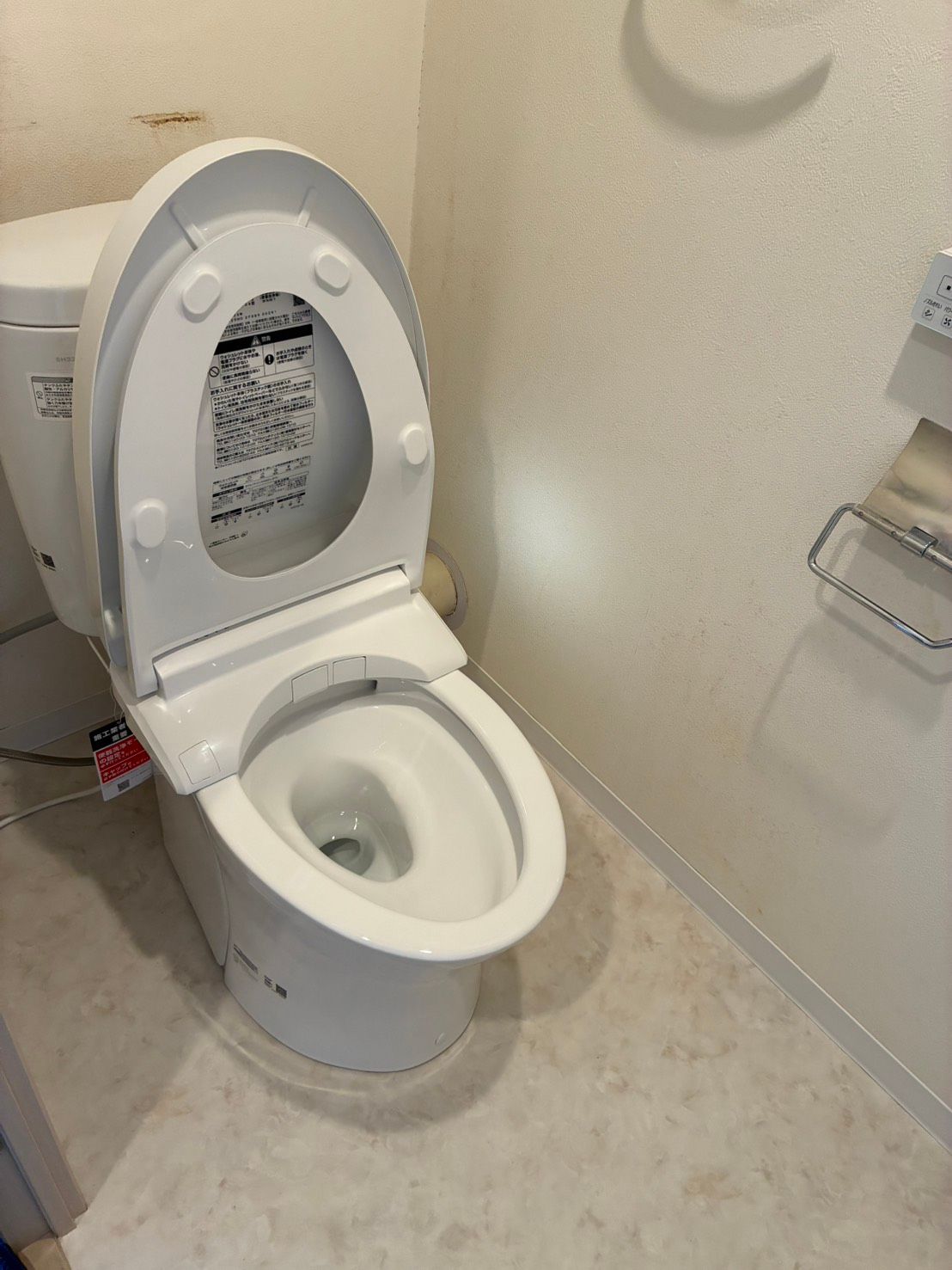 トイレ交換と床張替えで空間を一新