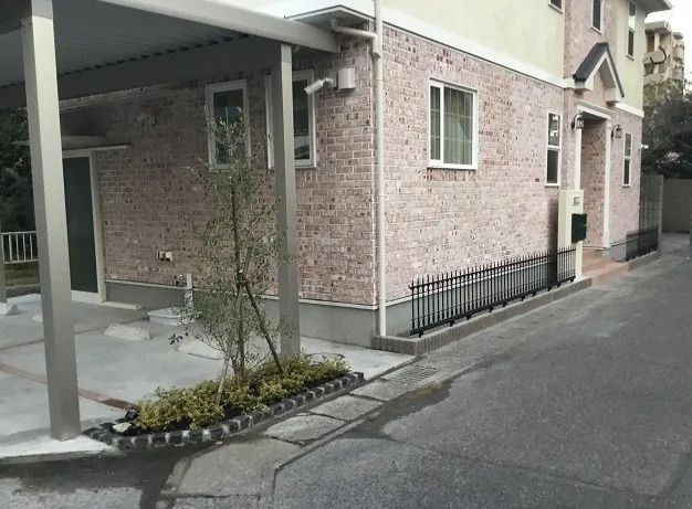 洋館のイメージに合わせた新築外構とカーポート