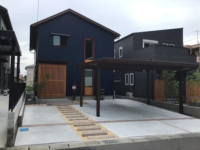 和モダンの建物に調和するブラウン系新築外構