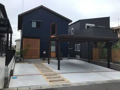 和モダンの建物に調和するブラウン系新築外構