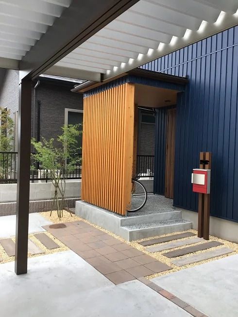 和モダンの建物に調和するブラウン系新築外構