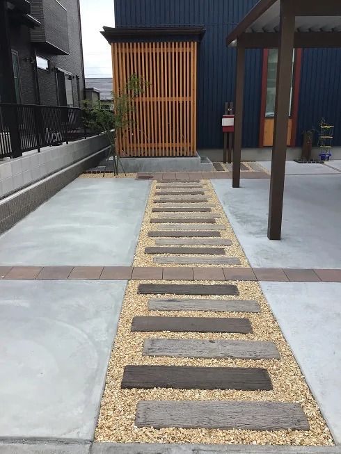 和モダンの建物に調和するブラウン系新築外構