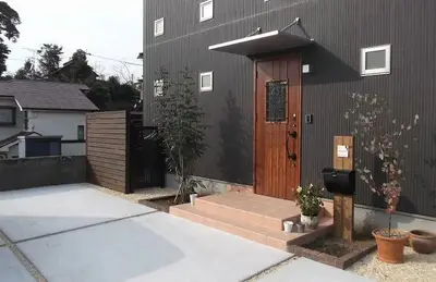 モダンな建物を引き立てるナチュラル新築外構