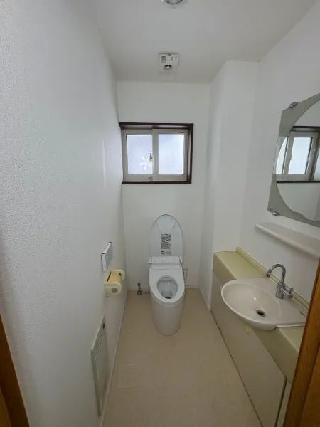 清潔感のある白を基調としたトイレ改修