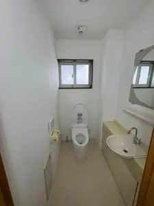 清潔感のある白を基調としたトイレ改修