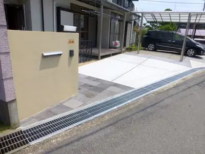 活用スペース拡大のシンプルモダンオープン外構