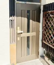 暗い玄関を一新。採光窓と2重ロックで安全・快適に