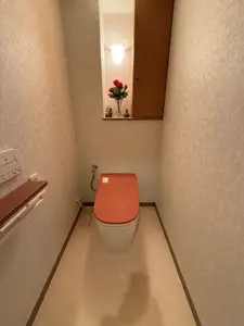 テラコッタレッドが映える、洗練されたトイレ