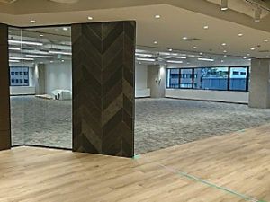 ガラス張り会議室のある開放的なオフィス空間