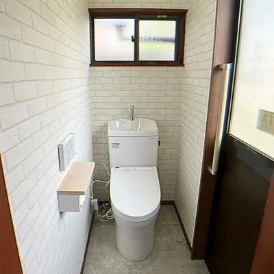 和式から洋式トイレへ、清潔感ある明るい空間に