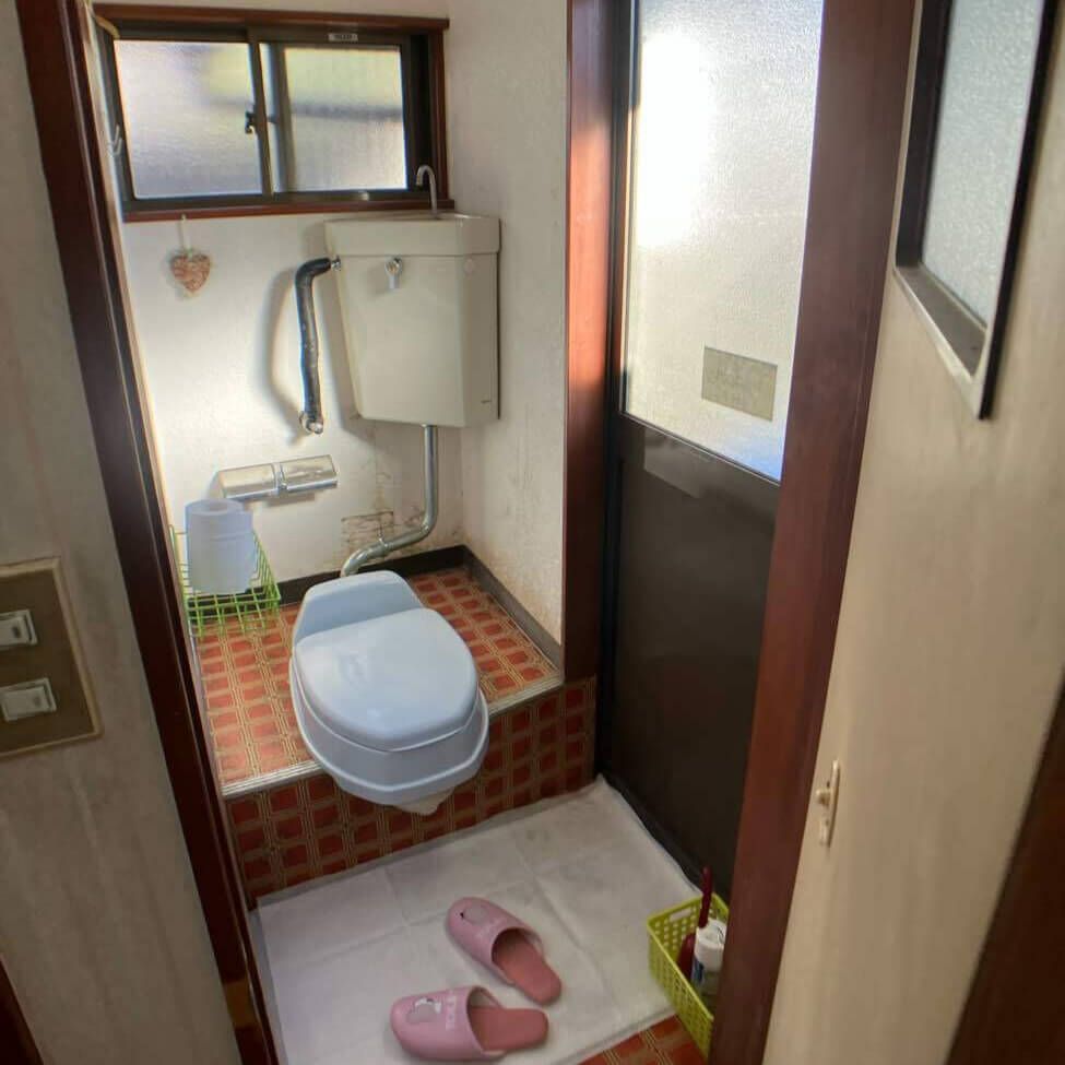 和式から洋式トイレへ、清潔感ある明るい空間に