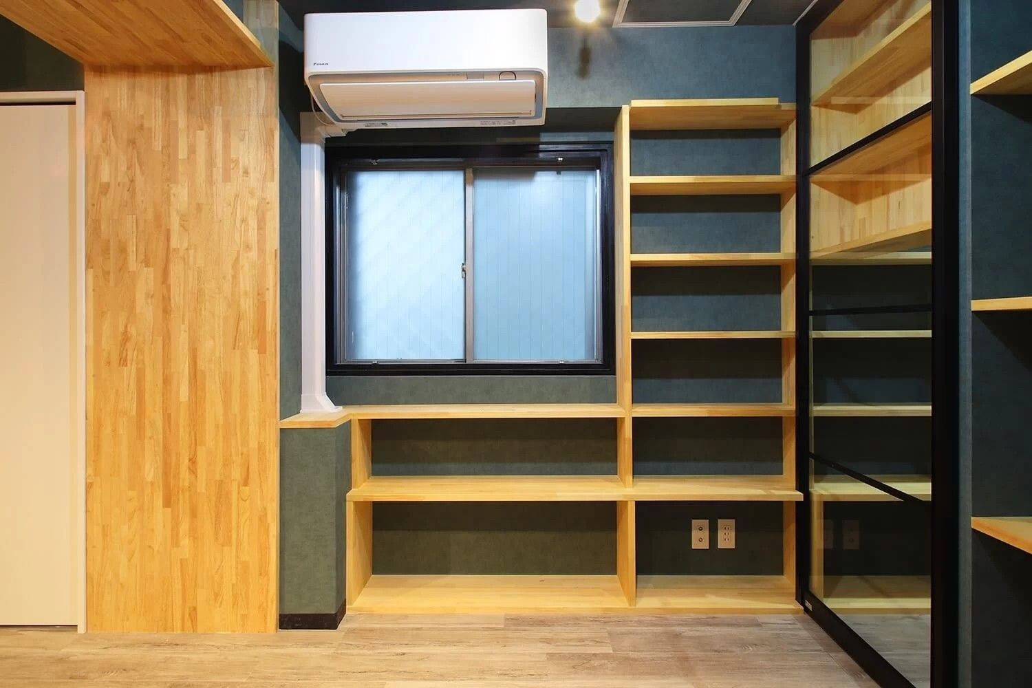 木の温もりに包まれる街の本屋さん