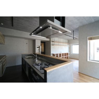 タイル×モールテックス×木。テクスチャーで遊ぶ住まい