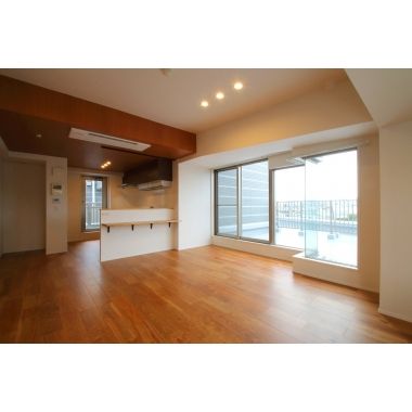 木目調のアクセントクロスが開放感あるLDKに映える