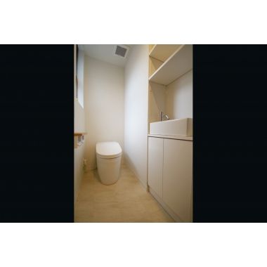 木目調のアクセントクロスが開放感あるLDKに映える