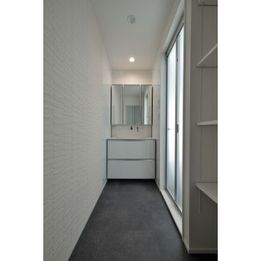 圧迫感のない、空間を広く見せるお部屋に。