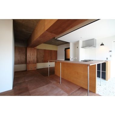 解放感抜群！「素材で遊ぶ」マンションリノベーション