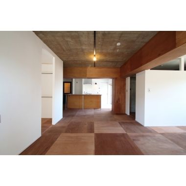 解放感抜群！「素材で遊ぶ」マンションリノベーション