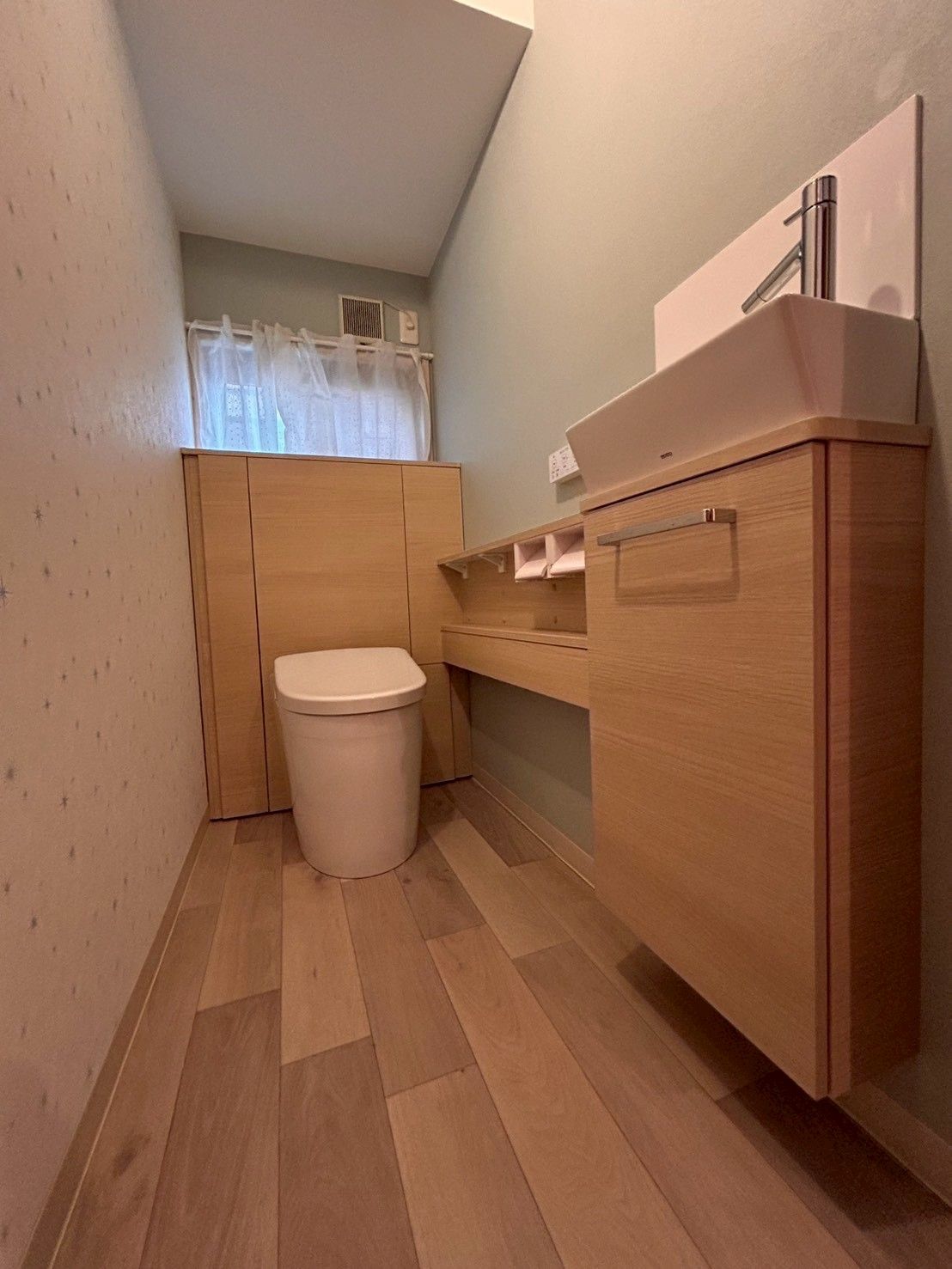 背面収納と独立した手洗い器で快適なトイレ空間が実現しました