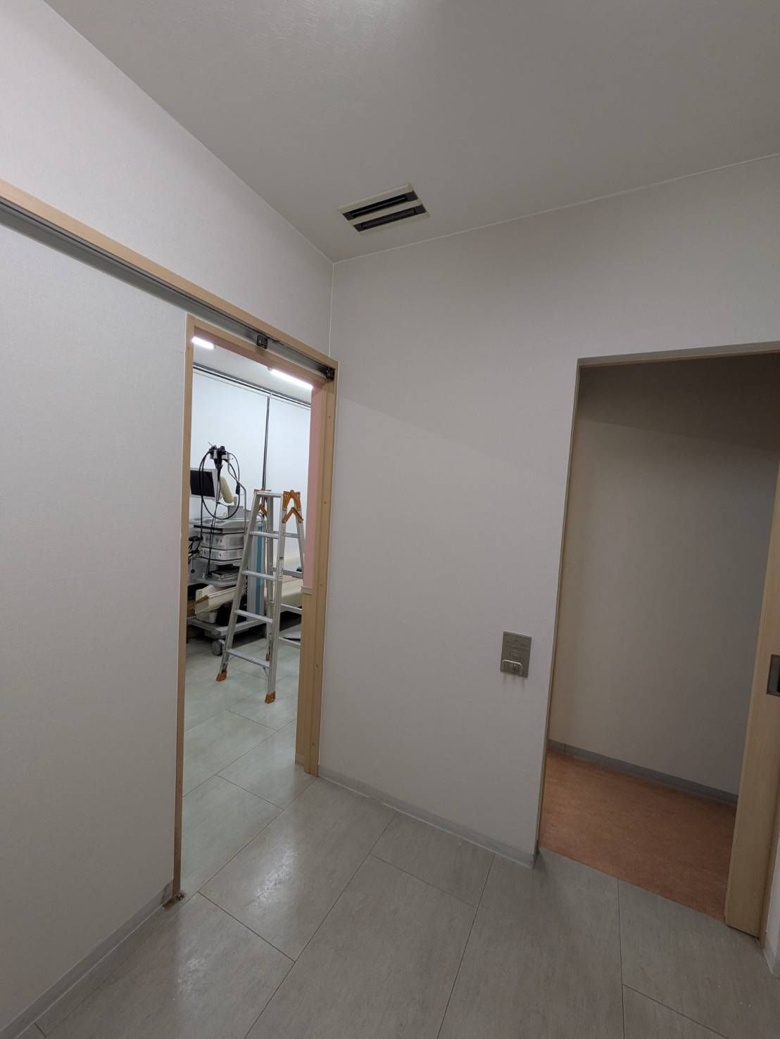 シンプルな内装へ