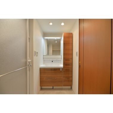 ウッド調が際立つ洗面台