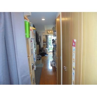 タイル調にて重厚感ある空間へ