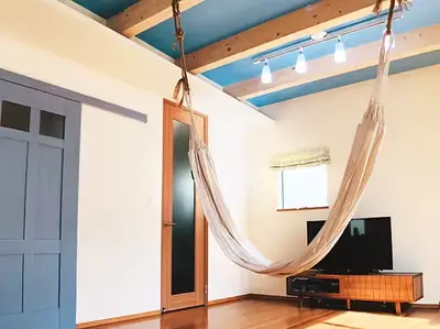 クラフトレーベルの建具とハンモックが映える部屋