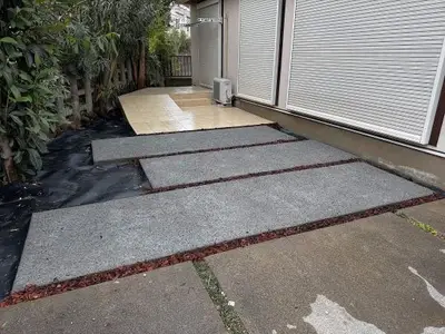 洗い出し駐車スペースと清潔感あるタイルテラス