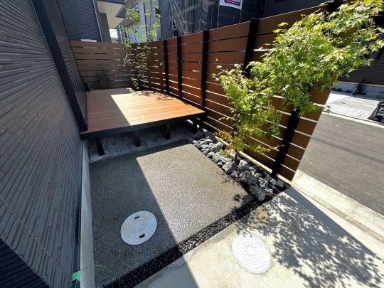 洗い出し床と樹脂製デッキ・目隠しフェンス