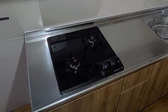 サッと水拭きで油汚れ一掃！手入れがラクなコンパクトキッチン