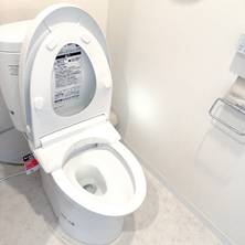 トイレ交換と床張替えで空間を一新