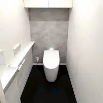 モノトーンでまとめたスタイリッシュなトイレリフォーム