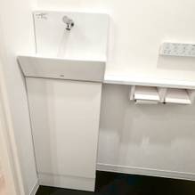 モノトーンでまとめたスタイリッシュなトイレリフォーム