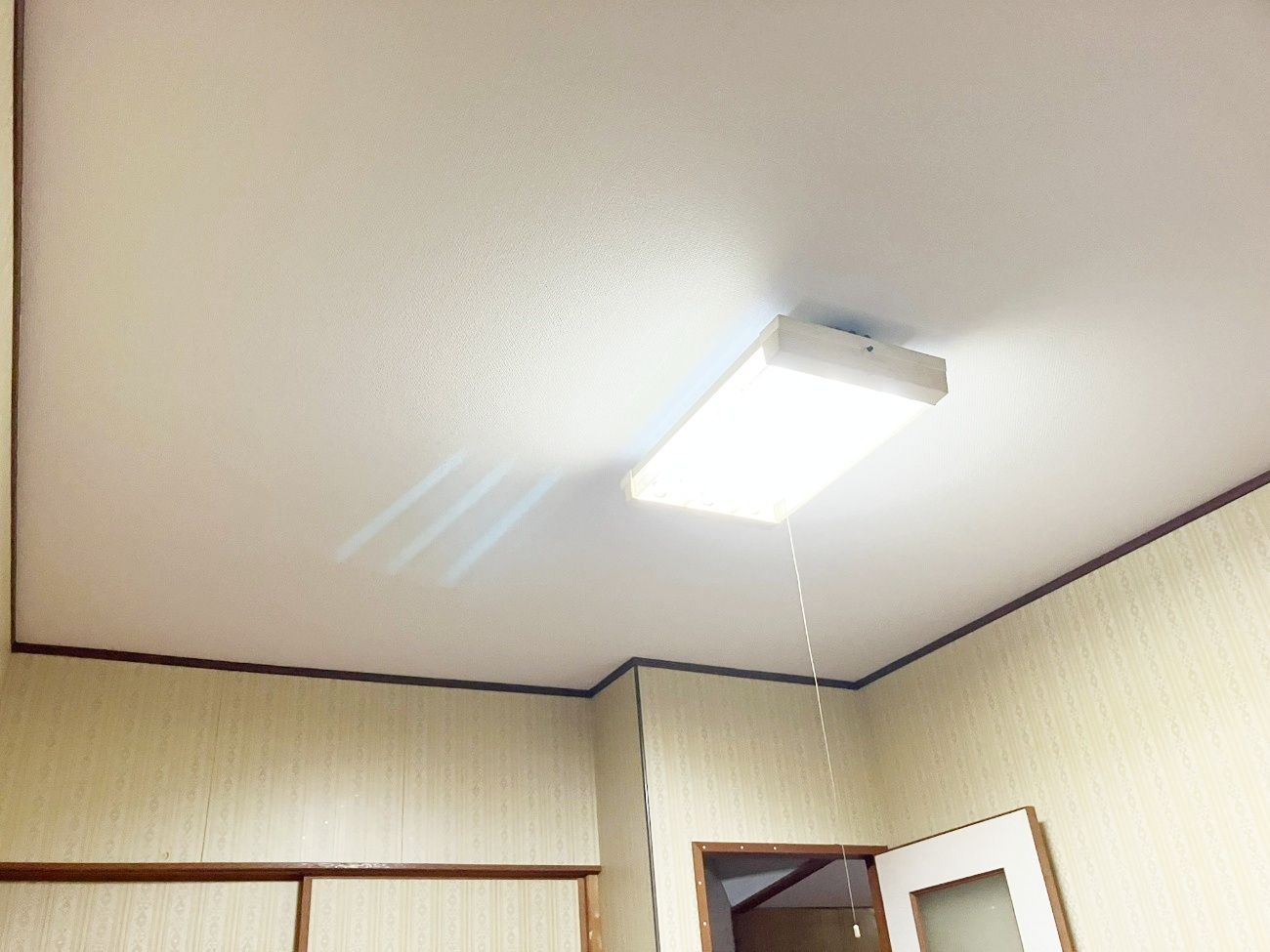 古い天井を張替えして空間の印象を一新