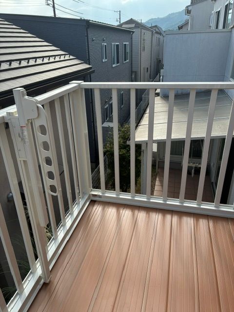 少し柱が腐った木製ベランダの置換
