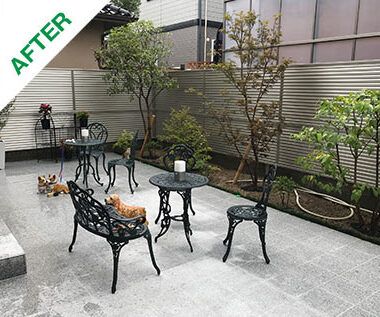 タイルテラスと目隠しフェンスで寛ぐ開放的な庭
