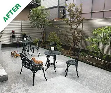タイルテラスと目隠しフェンスで寛ぐ開放的な庭
