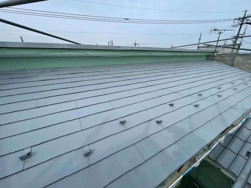 退色したカラーベスト屋根を塗膜保護で美しく再生