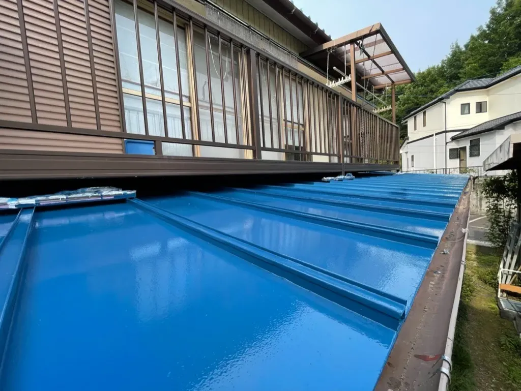 鮮やかなベネチアブルーで仕上げたトタン屋根塗装