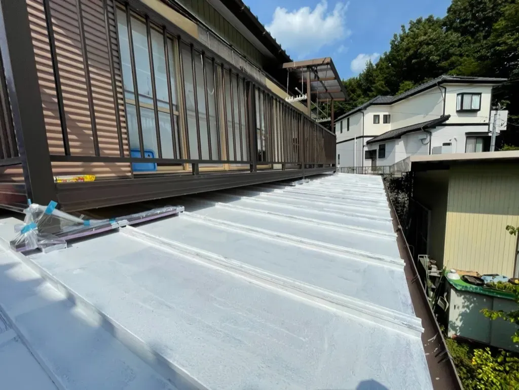 鮮やかなベネチアブルーで仕上げたトタン屋根塗装