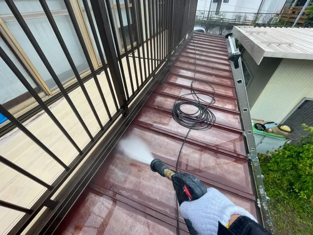 鮮やかなベネチアブルーで仕上げたトタン屋根塗装