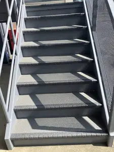 屋外鉄骨階段 ノンスリップ踏み板施工