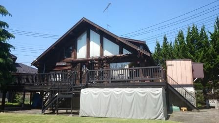 ログハウスの重厚感を引き立てるシックな塗装工事