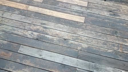 ログハウスの重厚感を引き立てるシックな塗装工事