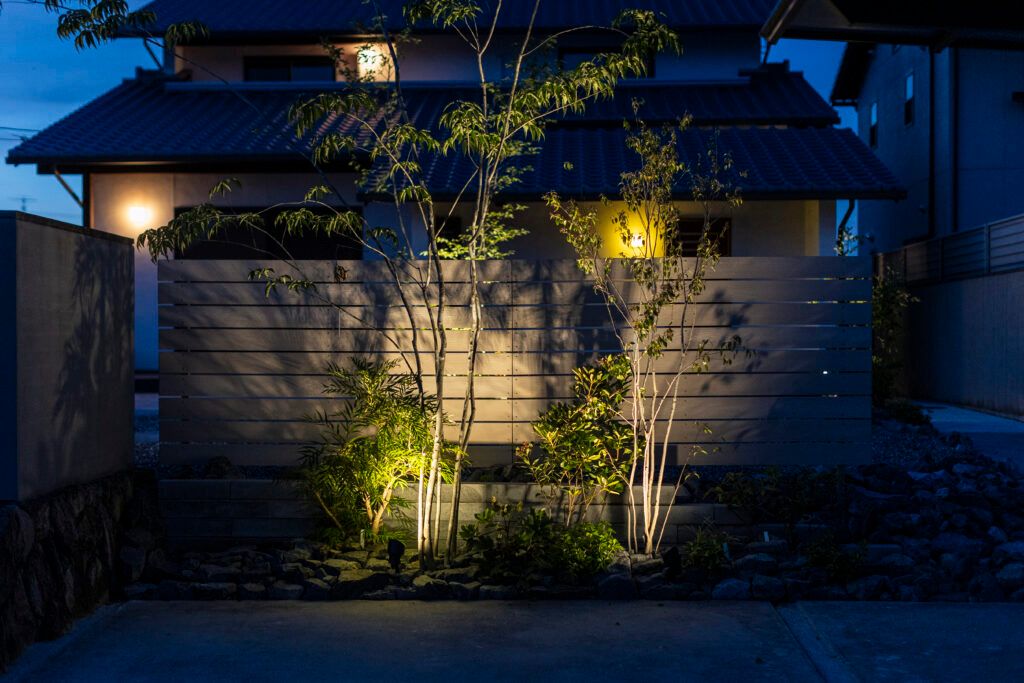 ライトアップが植栽を魅せる和モダンの夜景外構