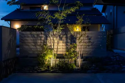 ライトアップが植栽を魅せる和モダンの夜景外構