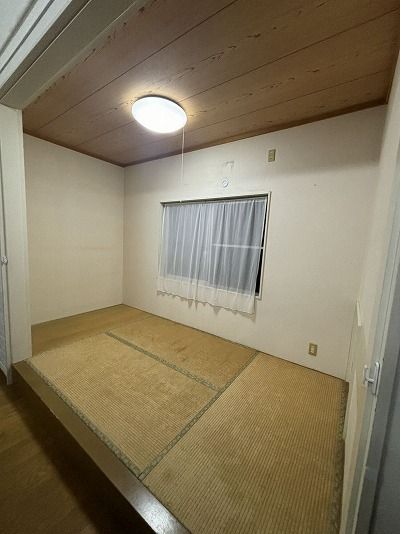 畳下収納と仏間を備えた機能的な和室改修