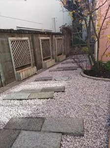 敷石とピンクの石が映えるお庭の改修