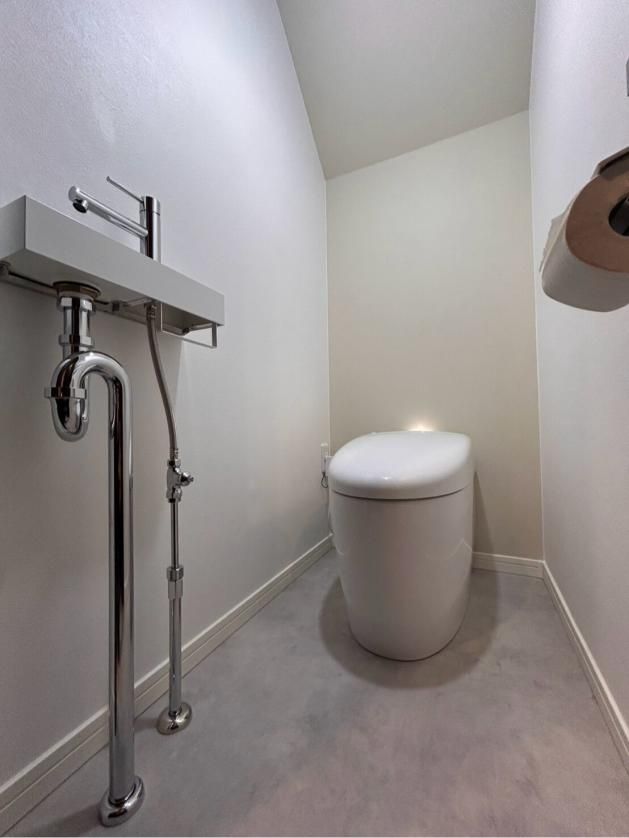 タンクレス仕様とスリムな手洗い器でトイレが快適になりました